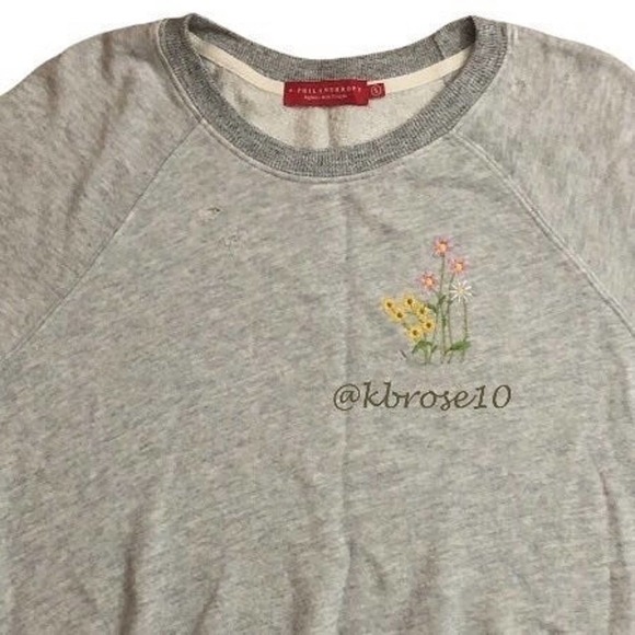 n:Philanthropy Grey Pullover Sweatshirt Embroidered Flowers NWOT Small - Picture 3 of 12